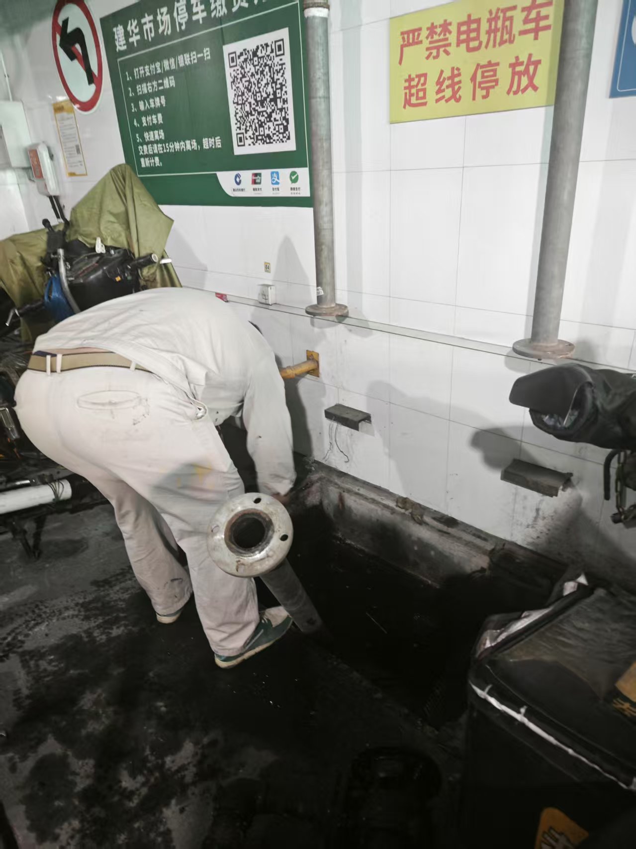 建华市场防汛防台在行动