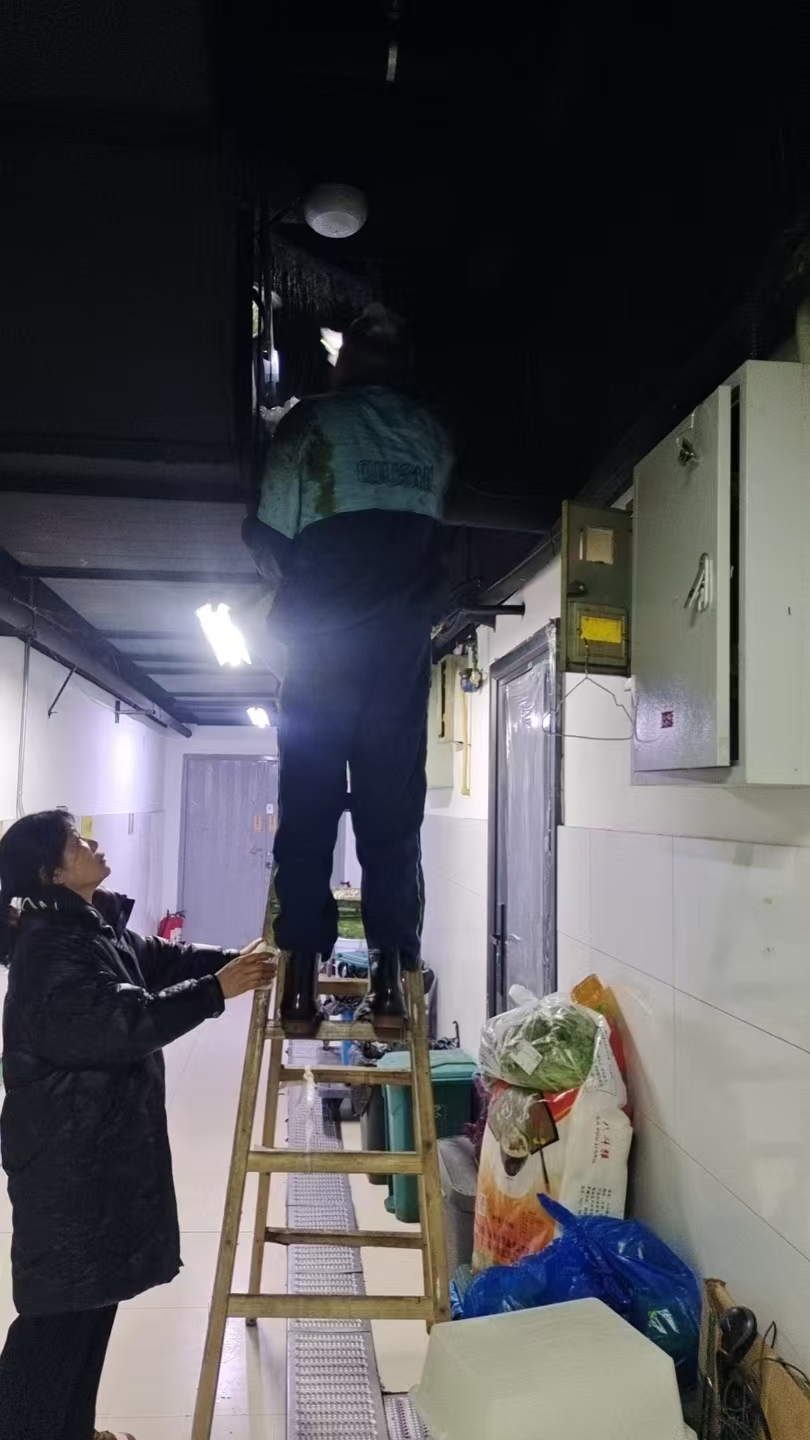 深度清洁油烟道 钱江商城物业为美食广场安全加码