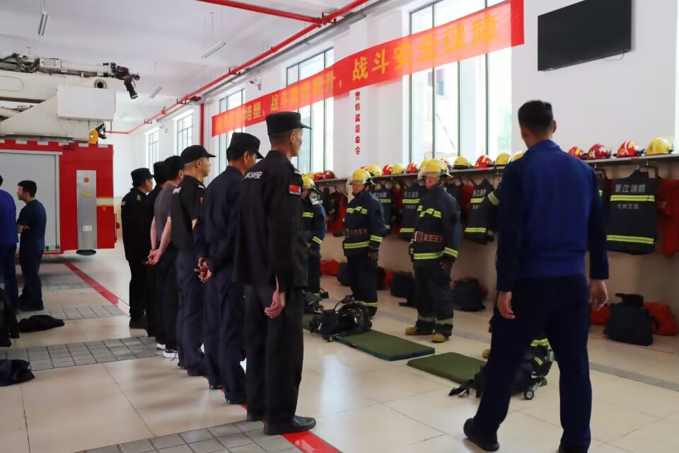 建华长城机电员工赴军营接受消防培训