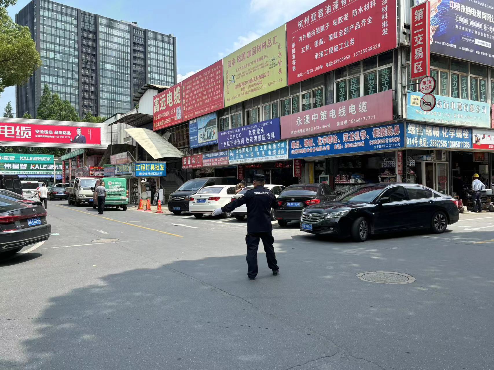 无惧夏日炎烈！建华市场勇抗高温！