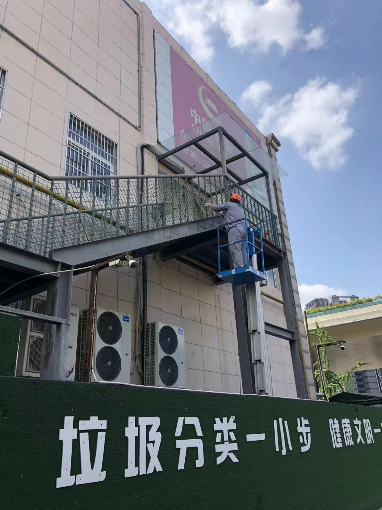  钱江商城钢楼梯进行除锈涂漆